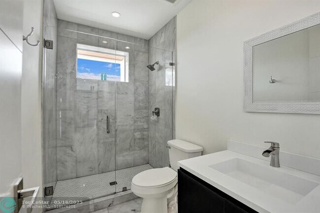 Building Photo - 1713 N Riverside Dr
