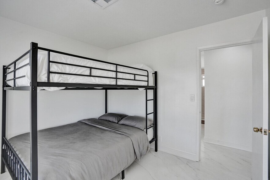 Building Photo - 1633 SE 5th Ct