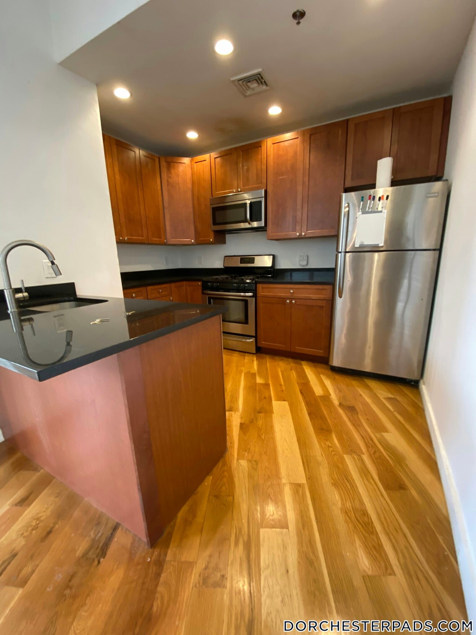 Building Photo - 600 Columbia Rd