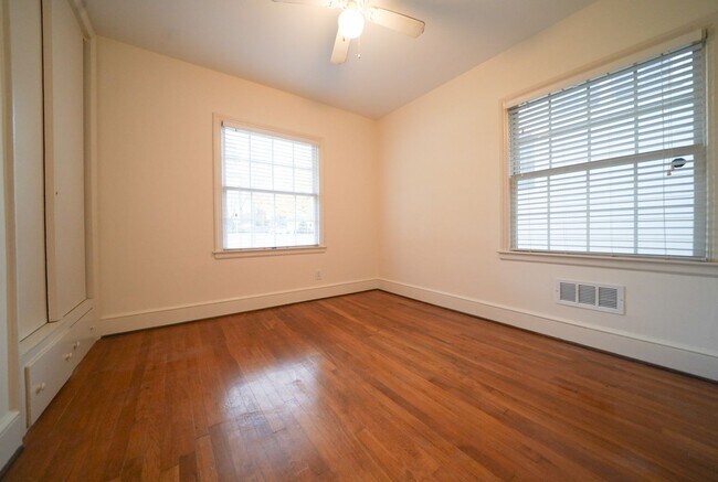 Building Photo - 1/2 MONTH FREE! ?Cotswold- 3 bed,2 bath, Hardwood floors