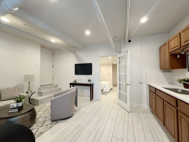 Building Photo - 3604 W Dickens Ave
