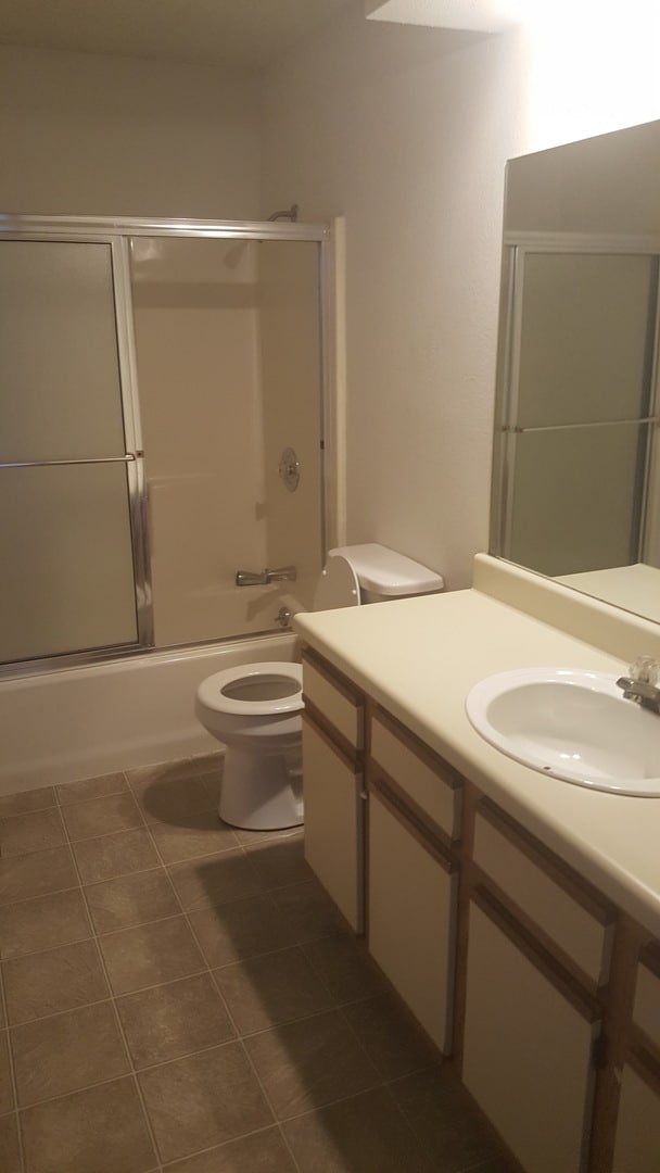 Building Photo - Great 3 Bed 2 Bath 2 Car Garage Flat Duple...