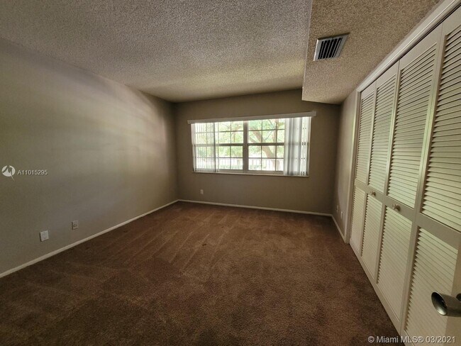 Building Photo - 4261 W Palm Aire Dr