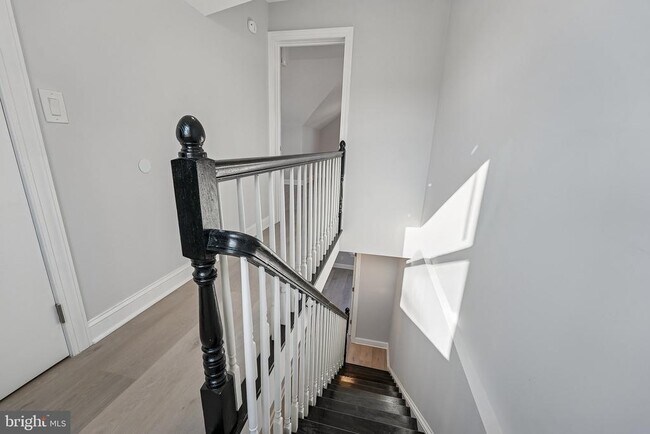 Building Photo - 92 Leigh Ave