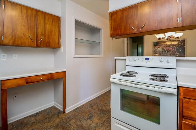 Building Photo - Immaculate Centrally located home!