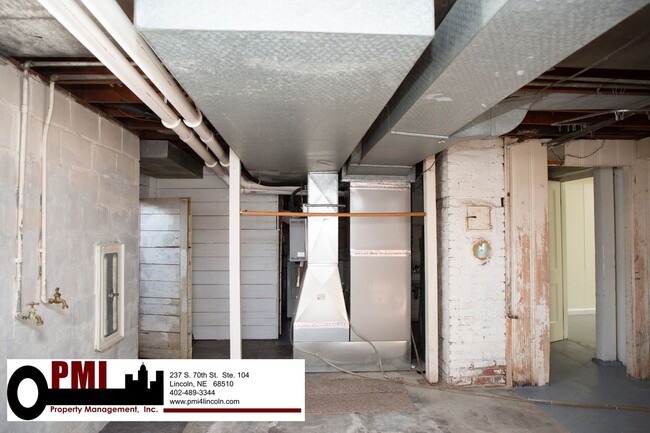 Building Photo - 4 Bedroom, 1.5 bathroom House For Rent; Av...