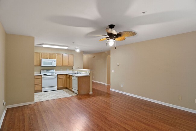 Building Photo - Spacious 3 Bedroom Condo- Close to NCSU and Downtown Raleigh! Available Now!