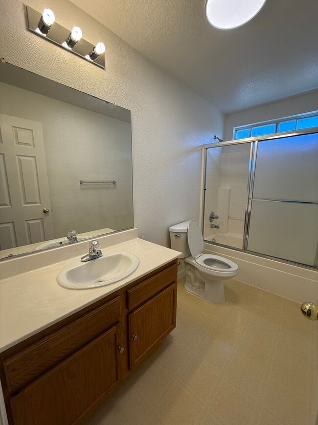 Building Photo - Beautiful Large 4 Bedroom 2.5 Bath Home