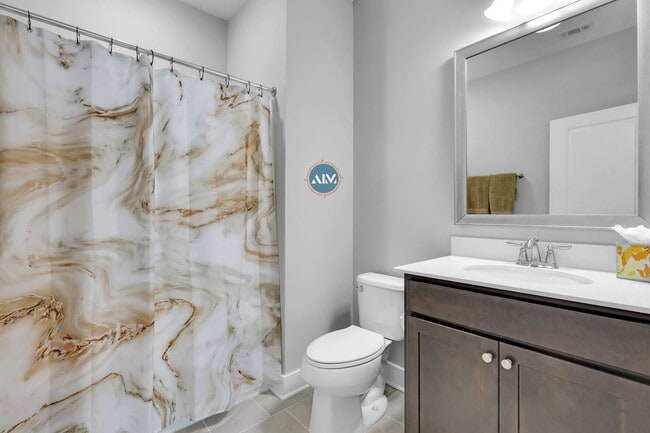 Building Photo - Elegant Three-Bed, Three-Bath Residence in...