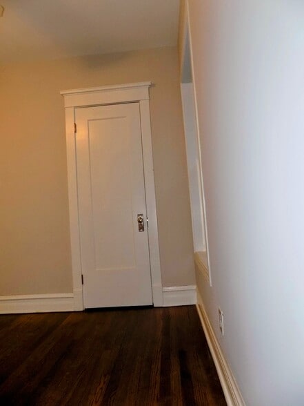 Building Photo - 434 N Pine Ave