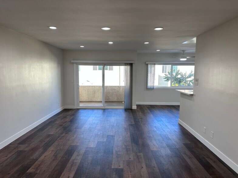 Building Photo - 5328 Newcastle Ave