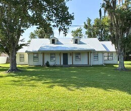 Building Photo - Spacious 4 Bedroom Home with Flex Room & S...