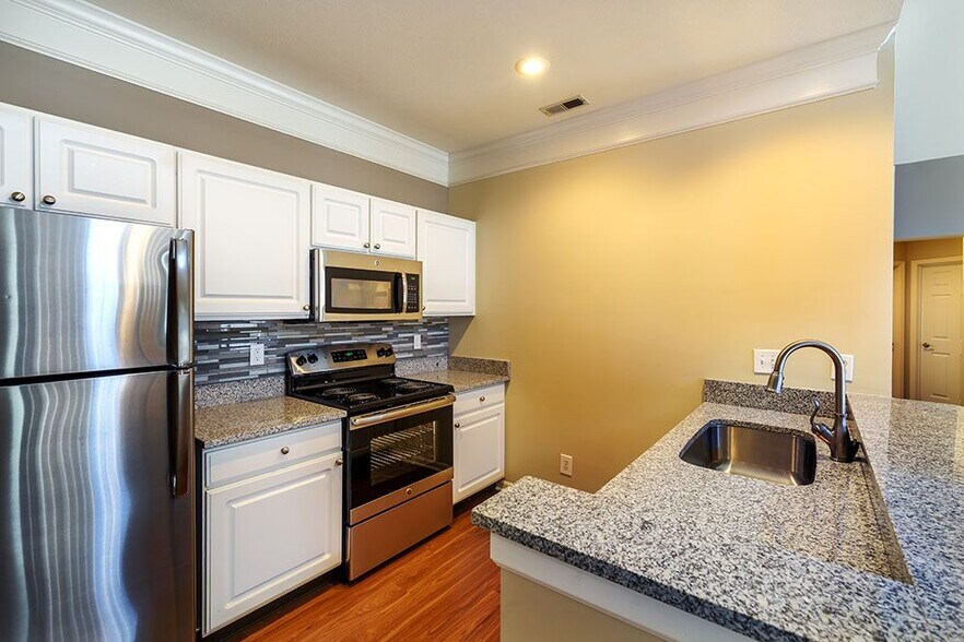 Christopher Wren Apartments and Townhomes 501 Christopher Wren Dr