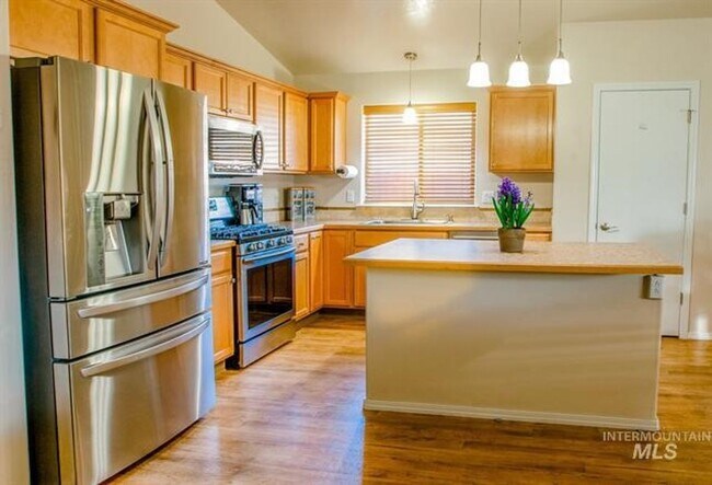 Building Photo - Beautiful 3 bed 2 bath home in the perfect Boise area just off Five Mile Rd and Lake Hazel Rd