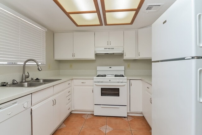 Building Photo - 108 Spinnaker Dr