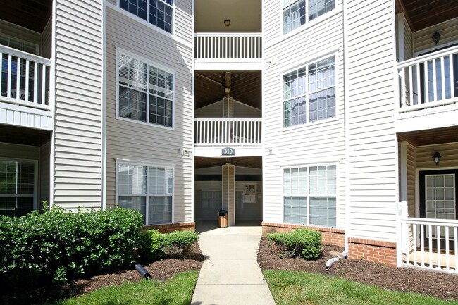 Building Photo - Spacious Lower-Level Riverbend Condo (Appl...