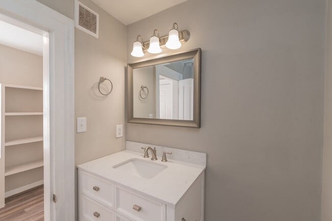 Building Photo - 1 bed/1 bath house for rent close to Downtown Augusta, with off-street parking!