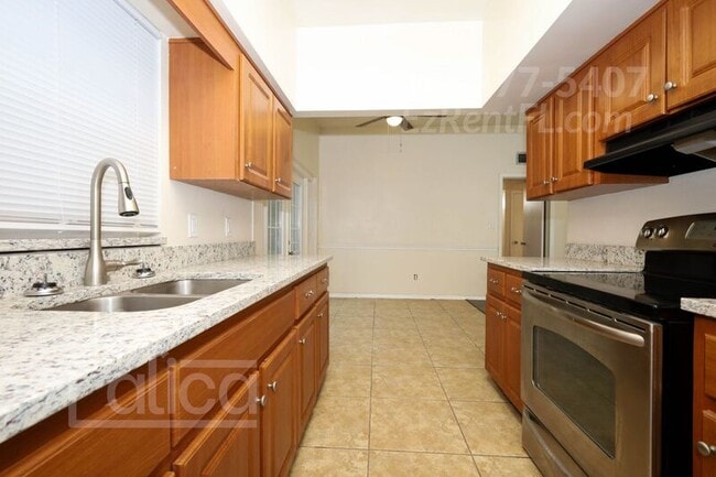 Building Photo - 6024 Oakcrest Cir