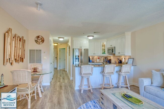 Building Photo - FULLY FURNISHED OFF-SEASON RENTAL AVAILABLE NOW THROUGH MID-MAY