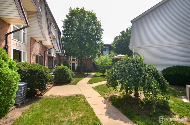 Building Photo - 202 Hidden Village Dr