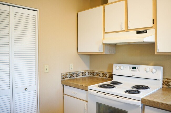 Building Photo - Top Floor 2 Bed 2 Bath with Vaulted Ceilings, Balcony & FREE RENT!