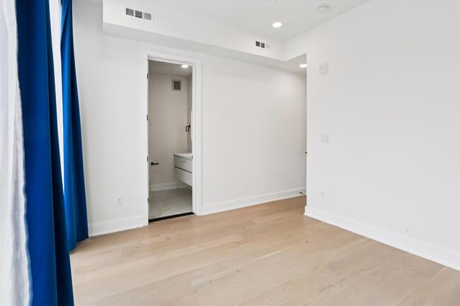 Building Photo - 517 Montana Ave NE