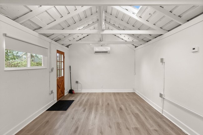 Building Photo - Cozy Studio in West Linn