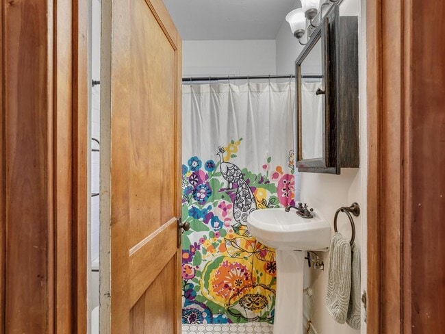 Building Photo - 4319 Harriet Ave