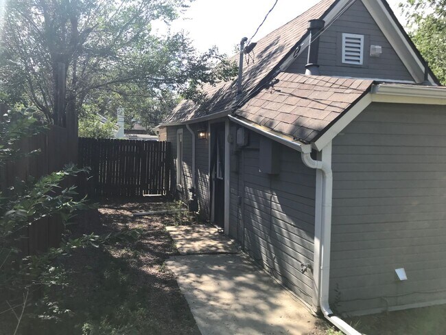 Building Photo - 2 Bed 1 Bath - Fully Renovated - Available...
