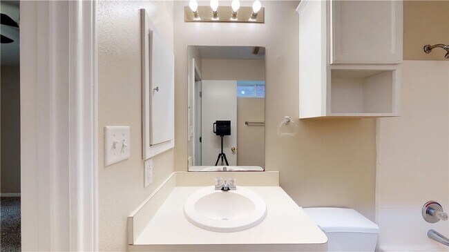 Building Photo - 1511 Hollow Hill Dr