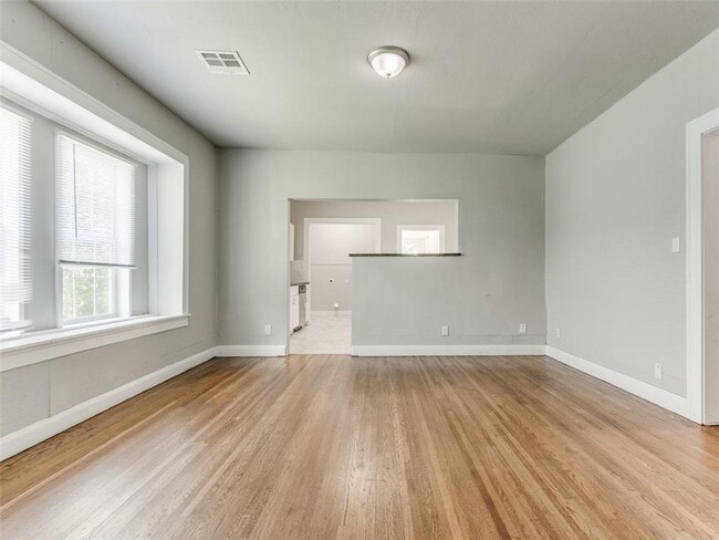 Building Photo - Charming Updated Bungalow in the Heart of Shawnee!