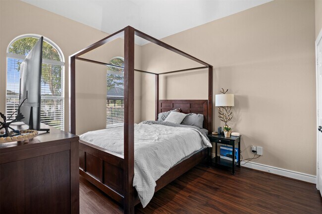 Building Photo - 14030 Shoreline Dr