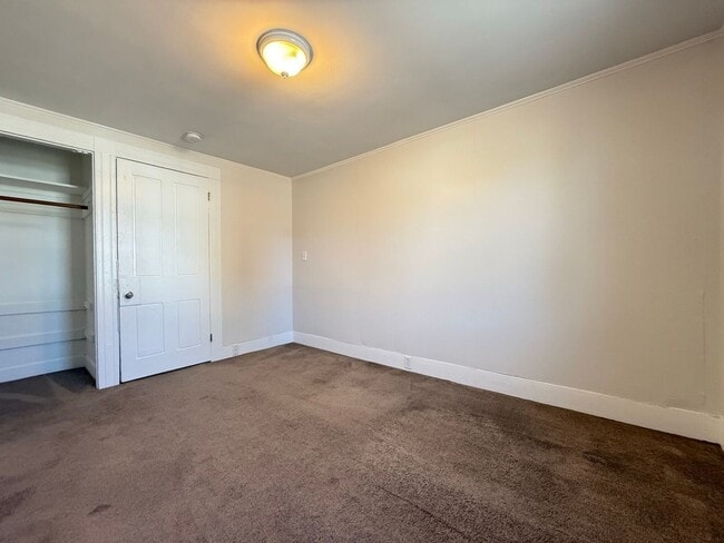 Building Photo - 208 Main St