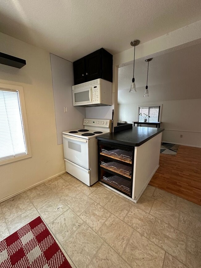 Building Photo - Cozy 2 bedroom 1 bathroom home in Everett!