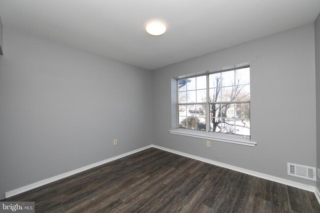 Building Photo - 131 Crossing Way