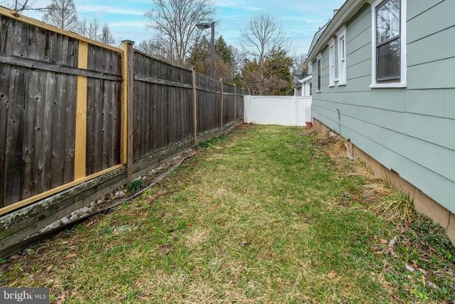 Building Photo - 24 Bank St