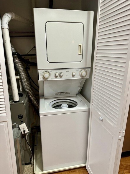 Building Photo - 2233 W Shakespeare Ave