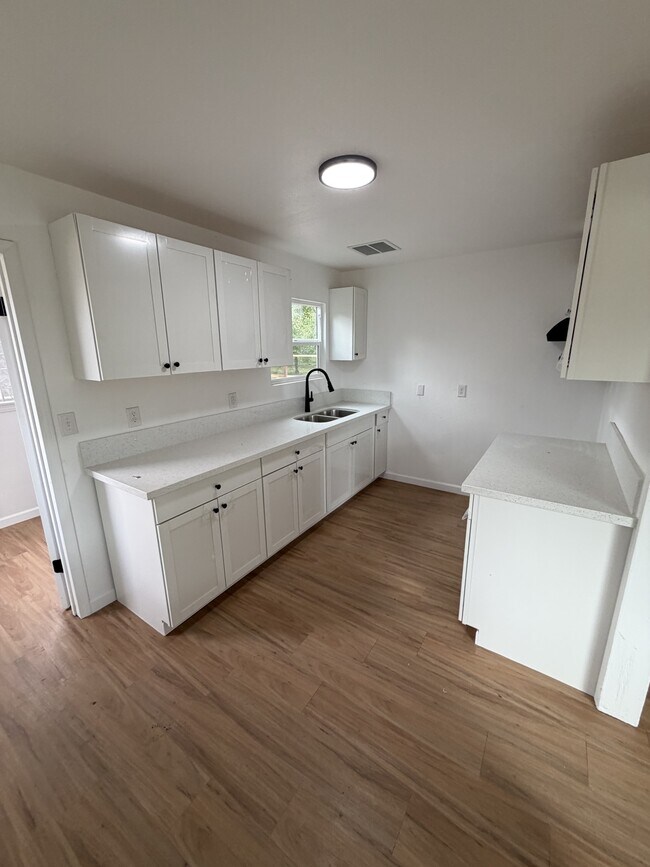 Building Photo - 910 E Tulare Ave