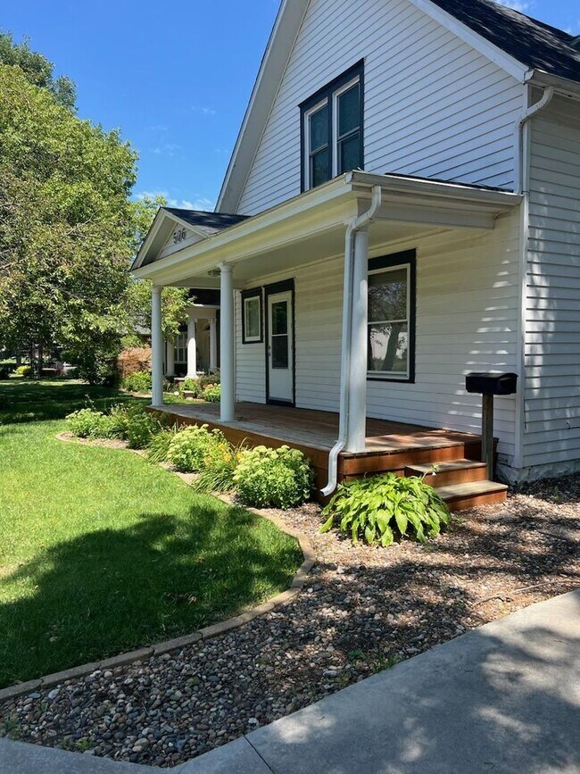 Building Photo - 3 Bed Spacious Home near downtown Pella!