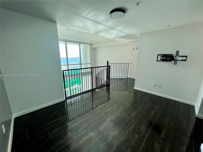 Building Photo - 300 S Biscayne Blvd