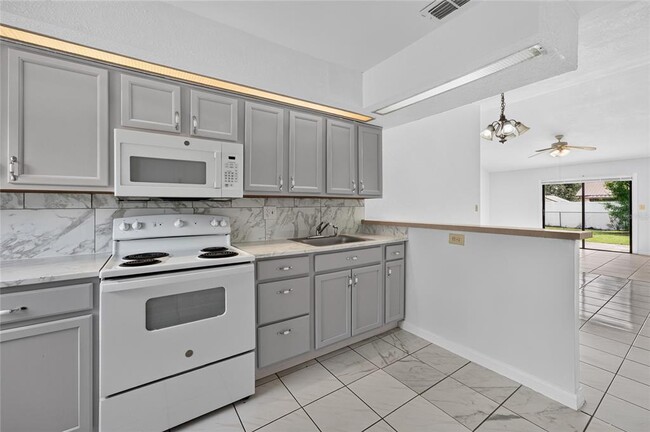 Building Photo - 913 San Rafael Way