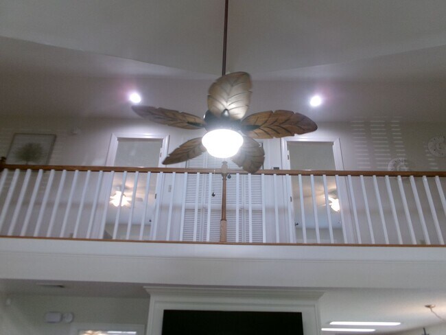 Building Photo - 3 bedroom raised beach home on Ocean Boule...