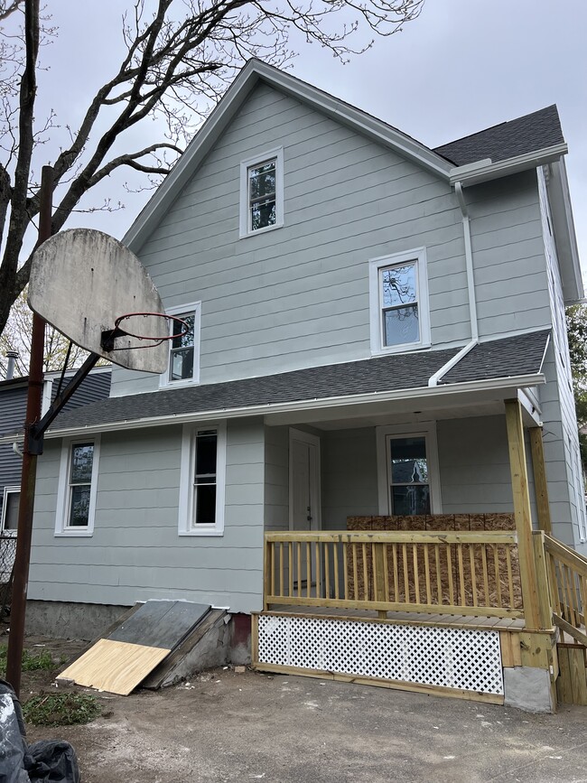 Building Photo - 136 Bowles St