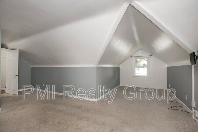 Building Photo - 1547 Sherbrook Rd