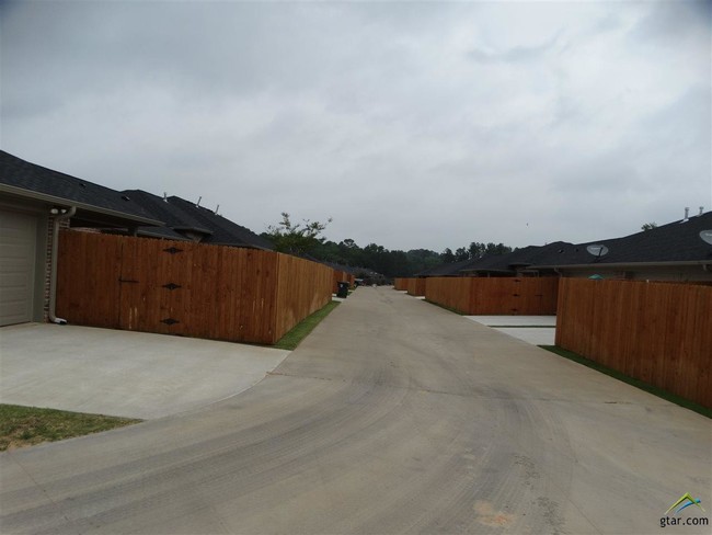 Building Photo - 5056 Shiloh Village Dr