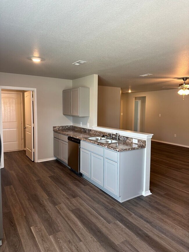 Building Photo - Now Pre-Leasing! | Discover This Charming 3-Bedroom, 2-Bath Home in Cypress Bend
