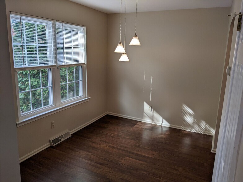 Building Photo - 891 Sturbridge Ln