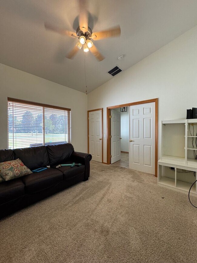 Building Photo - Expansive & Modern 4-Bedroom Home for Rent