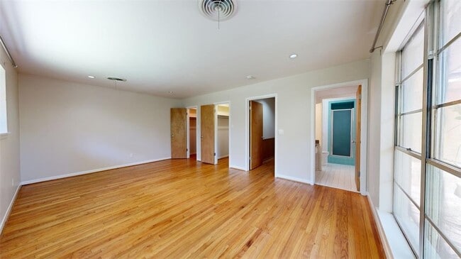 Building Photo - 203 W Brookside Dr