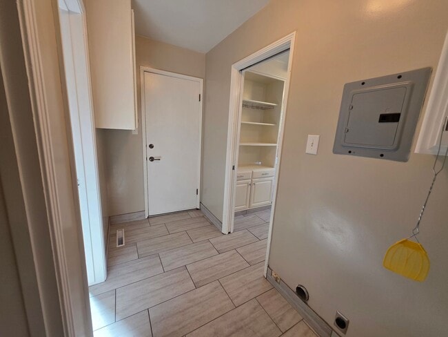 Building Photo - Home located in the heart of the college n...